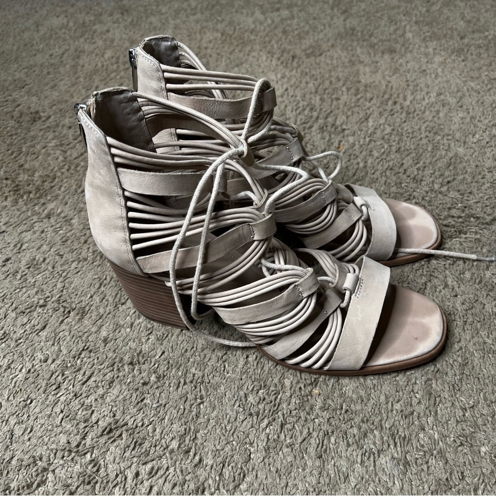 VINCE CAMUTO Crème Lace Sandals